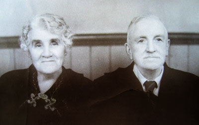 Charlotte & John HUTCHINS